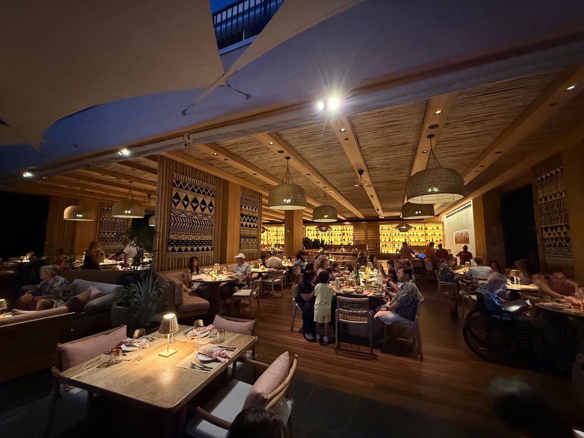 HāLaniのディナー

朝食会場HāLaniはディナーもある。Canoe...