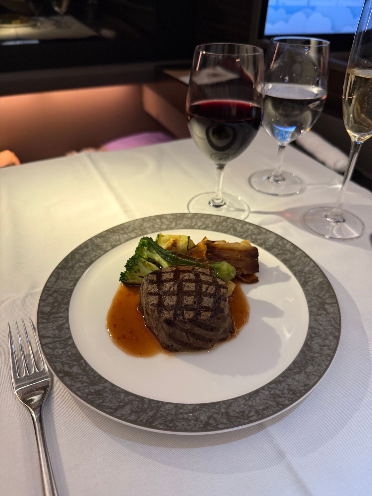 ANAホノルル便ファーストクラスの機内食

クリュッグをおかわりしキャビア...