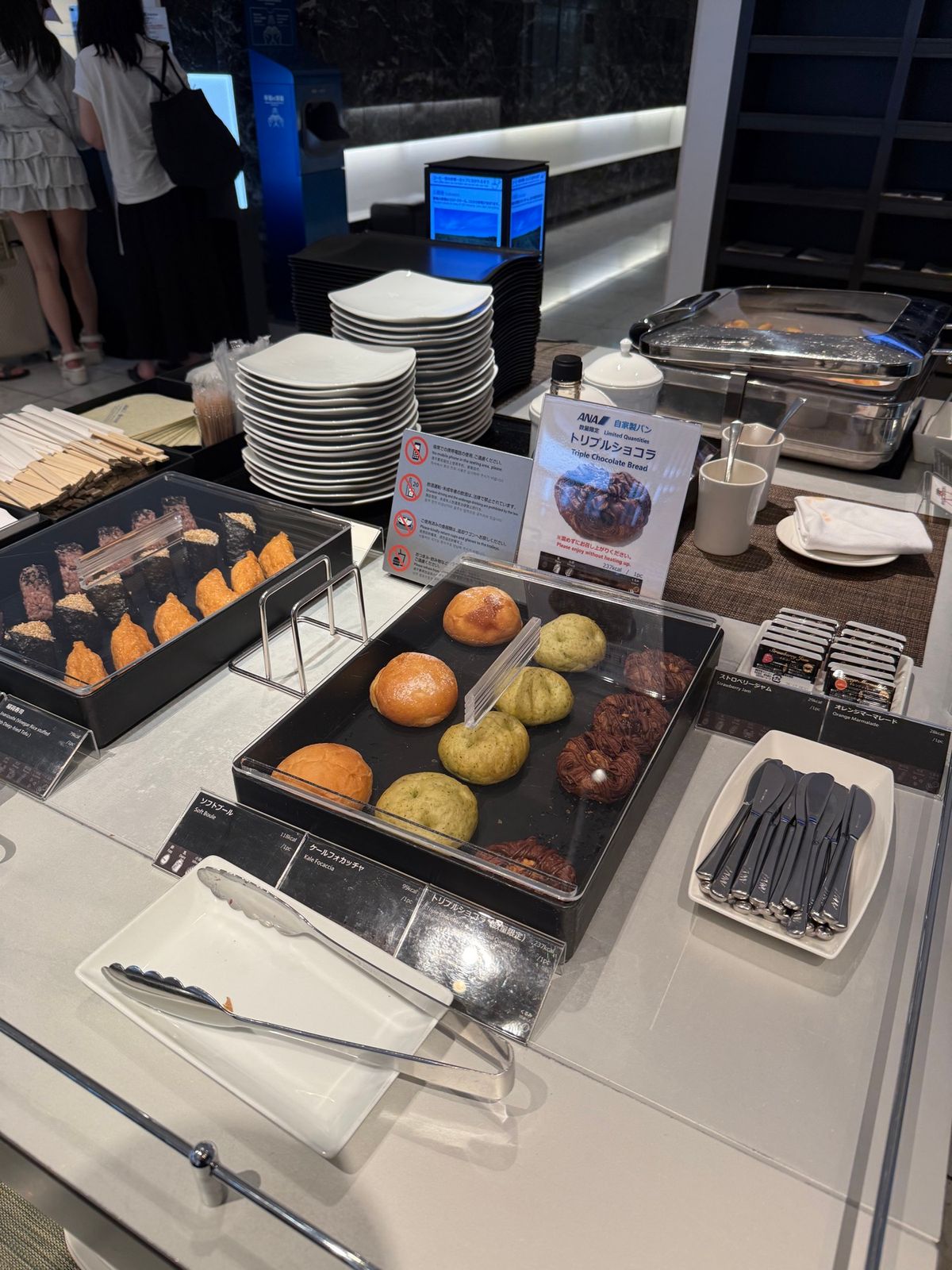 ファーストクラスラウンジ。あまりビジネスラウンジと変わらないけど鮨とかムー...