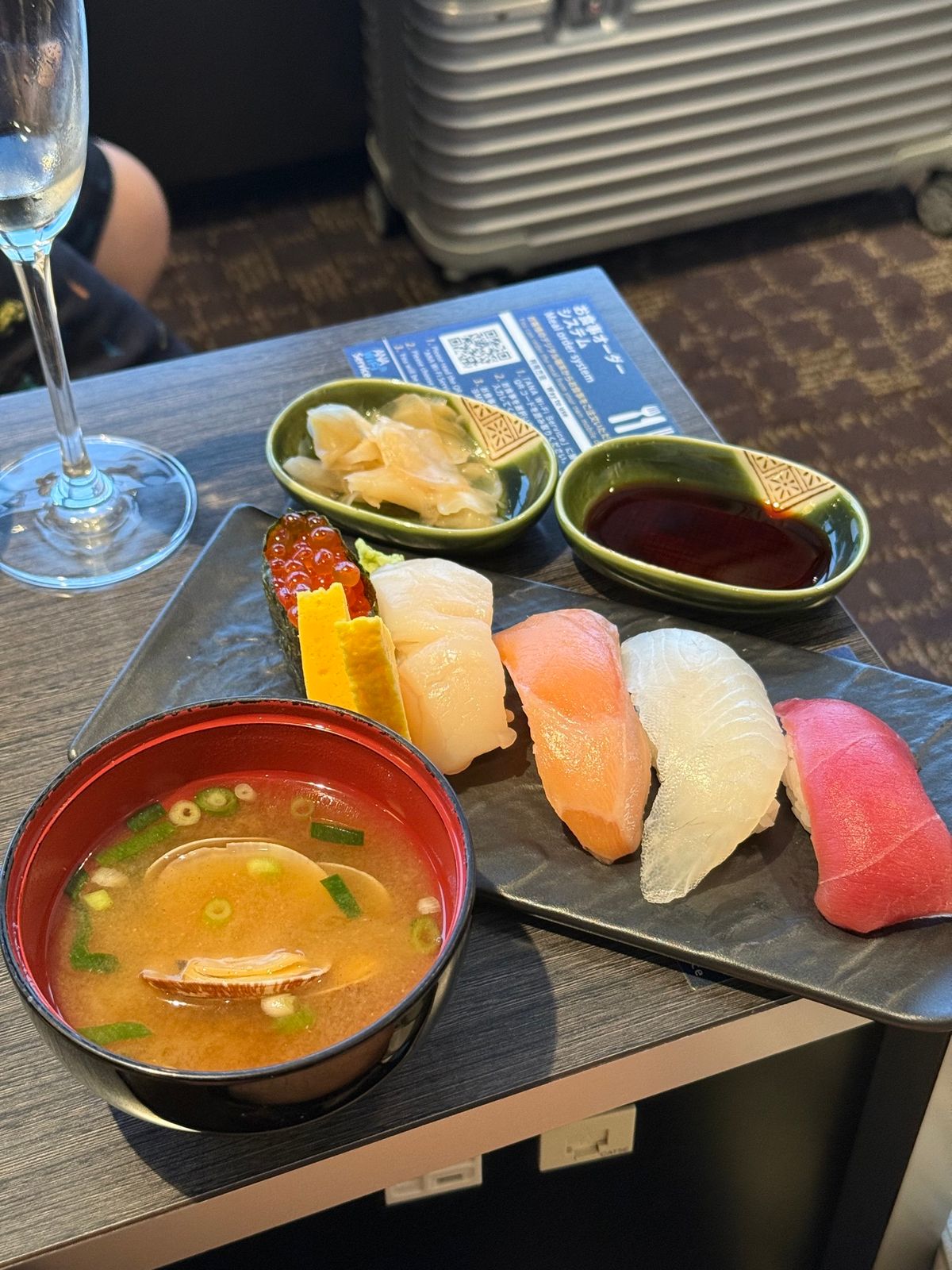 ファーストクラスラウンジ。あまりビジネスラウンジと変わらないけど鮨とかムー...