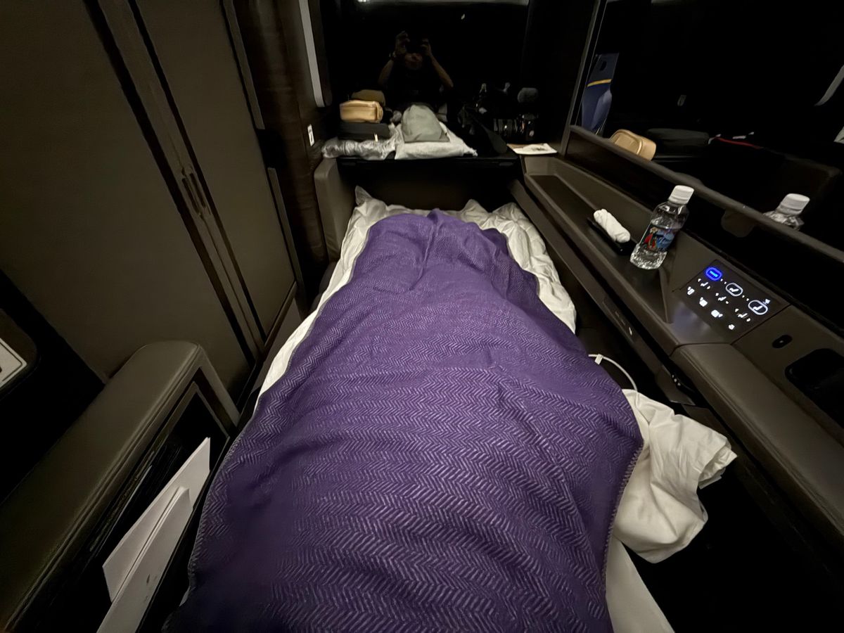 ANAホノルル便ファーストクラスの機内食

クリュッグをおかわりしキャビア...