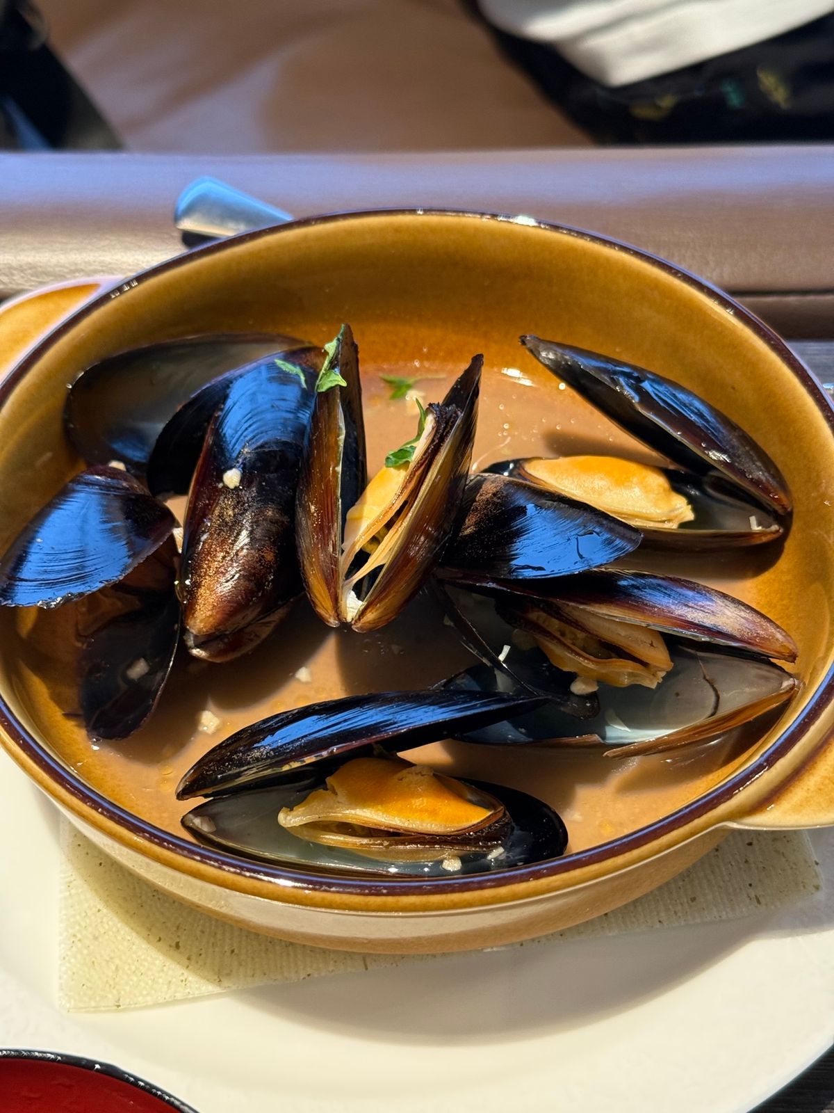 ファーストクラスラウンジ。あまりビジネスラウンジと変わらないけど鮨とかムー...