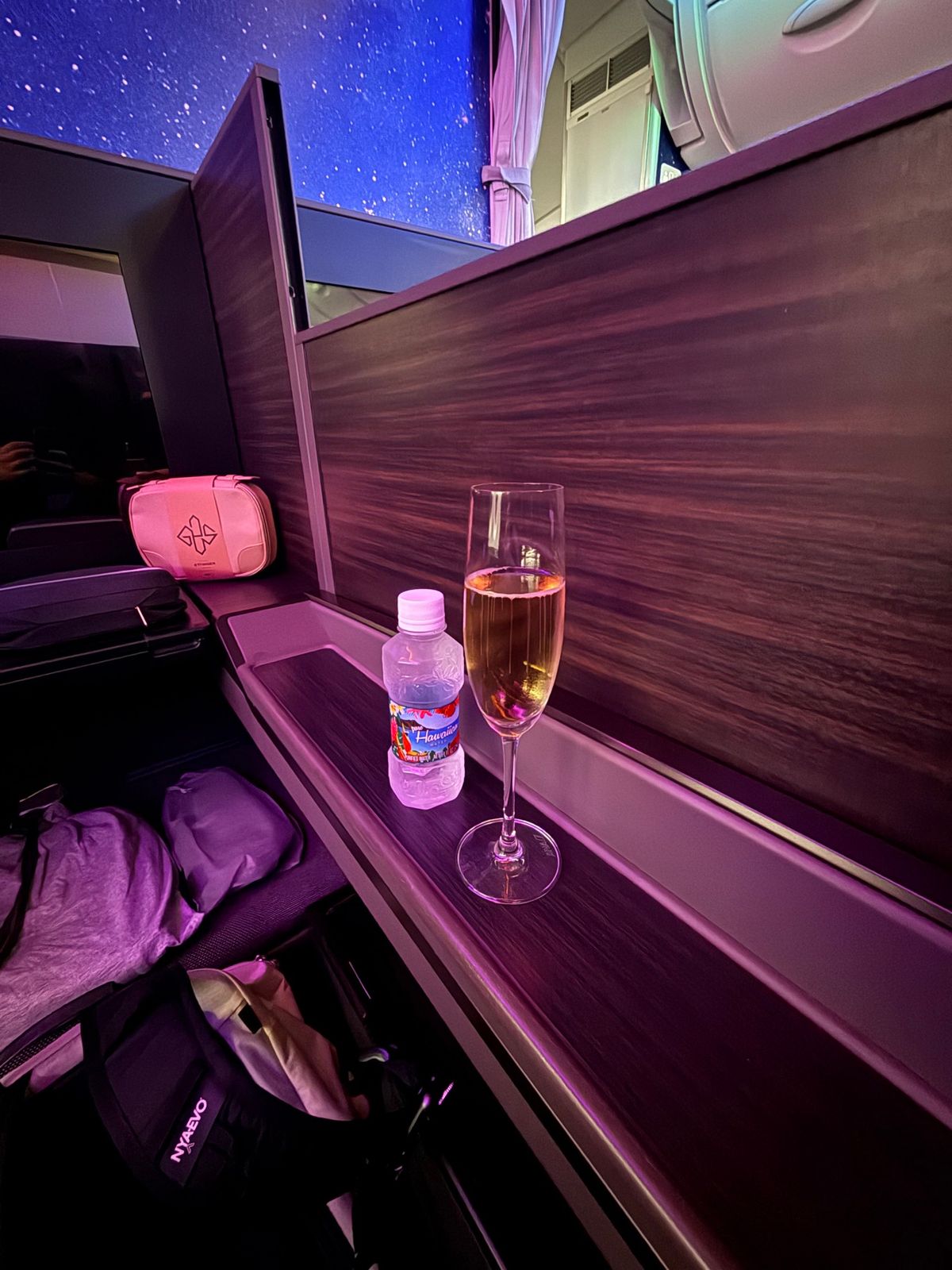 ANA ホノルル行き ホヌ ファーストクラスの中央席

これは広い！！
真...