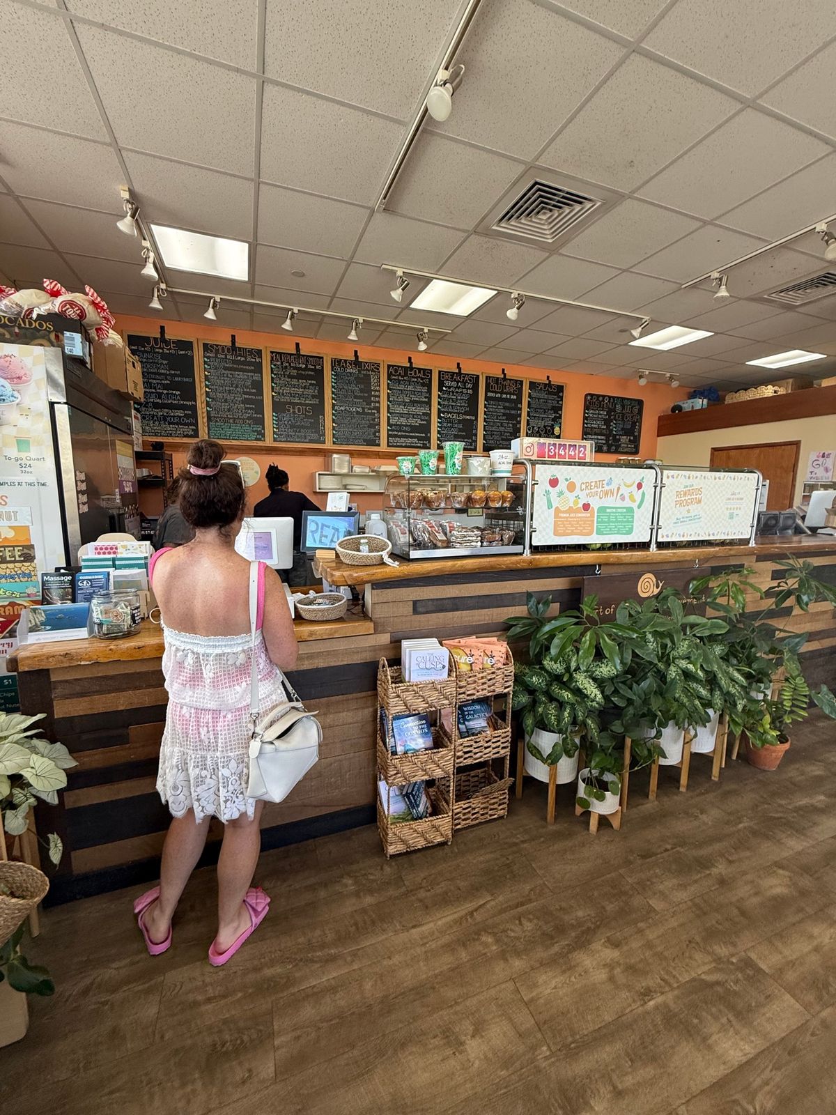 マウナラニの近くはマグマばかりでほとんど何もないんだけど、車で5分くらいの...