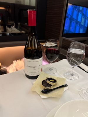 ANAホノルル便ファーストクラスの機内食

クリュッグをおかわりしキャビア...