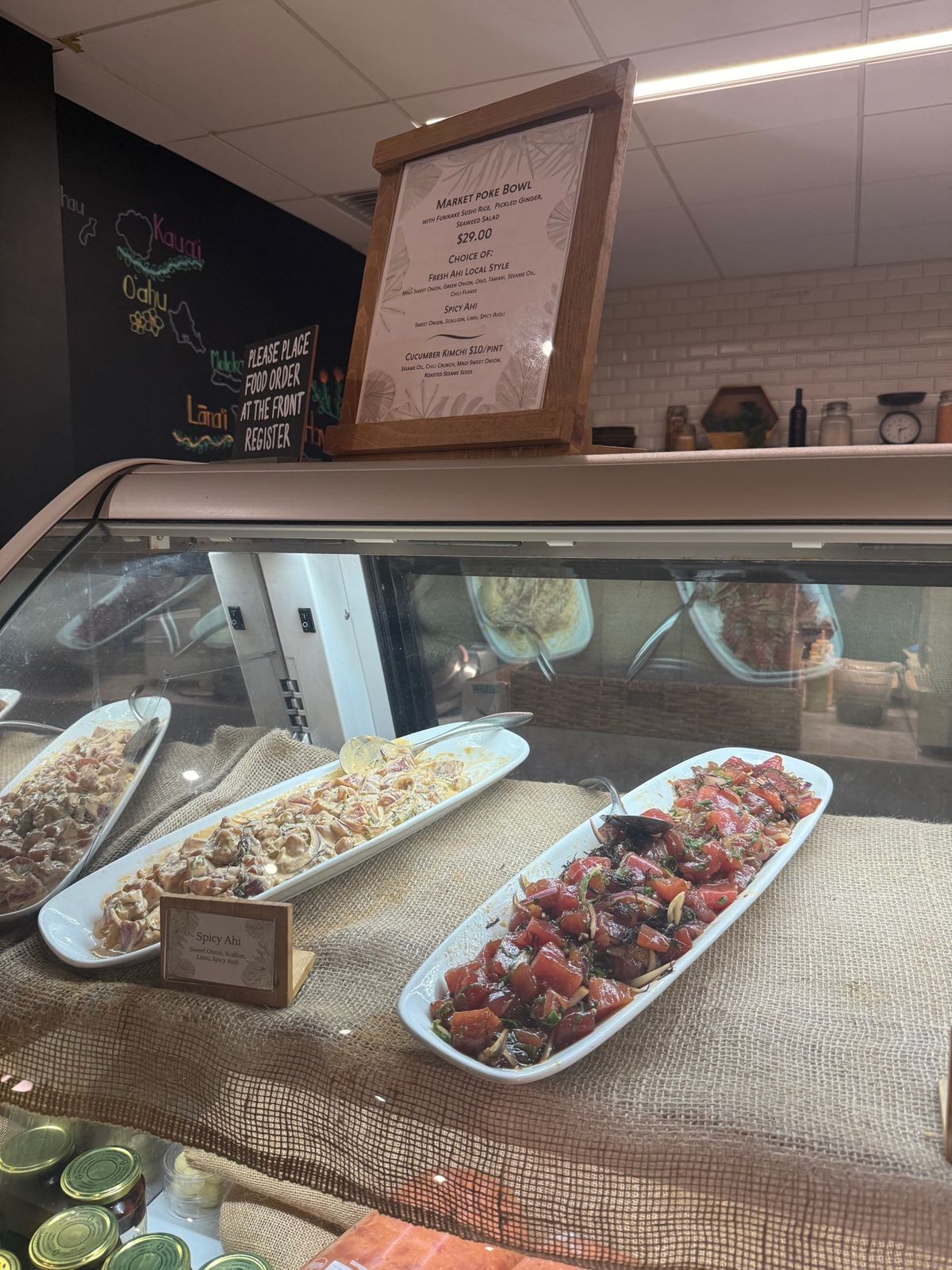 マウナラニにも小さなコンビニみたいなのショップがある。コーヒーや軽食があり...