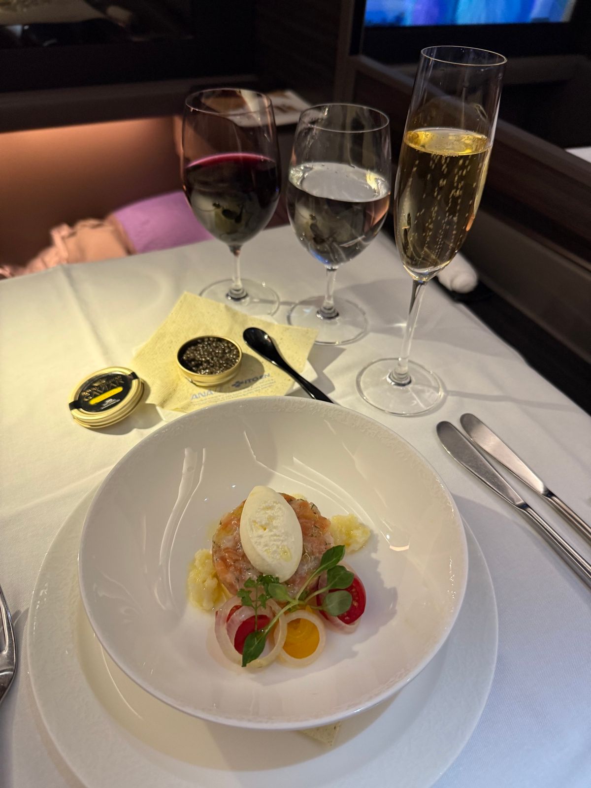 ANAホノルル便ファーストクラスの機内食

クリュッグをおかわりしキャビア...