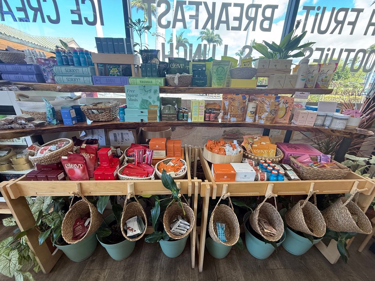 マウナラニの近くはマグマばかりでほとんど何もないんだけど、車で5分くらいの...