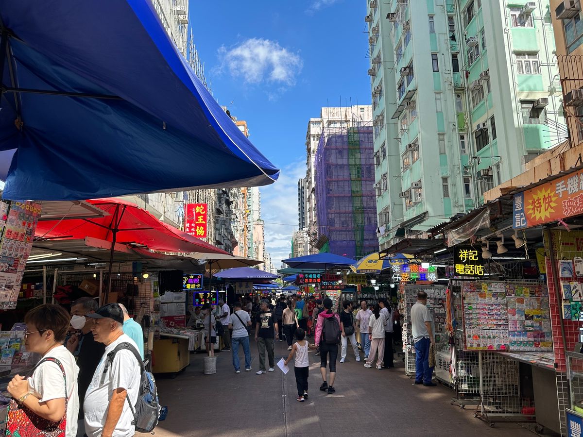 香港に住んでいた頃の深水埗は、工場街で余り良い印象は無かった。

今は露店...