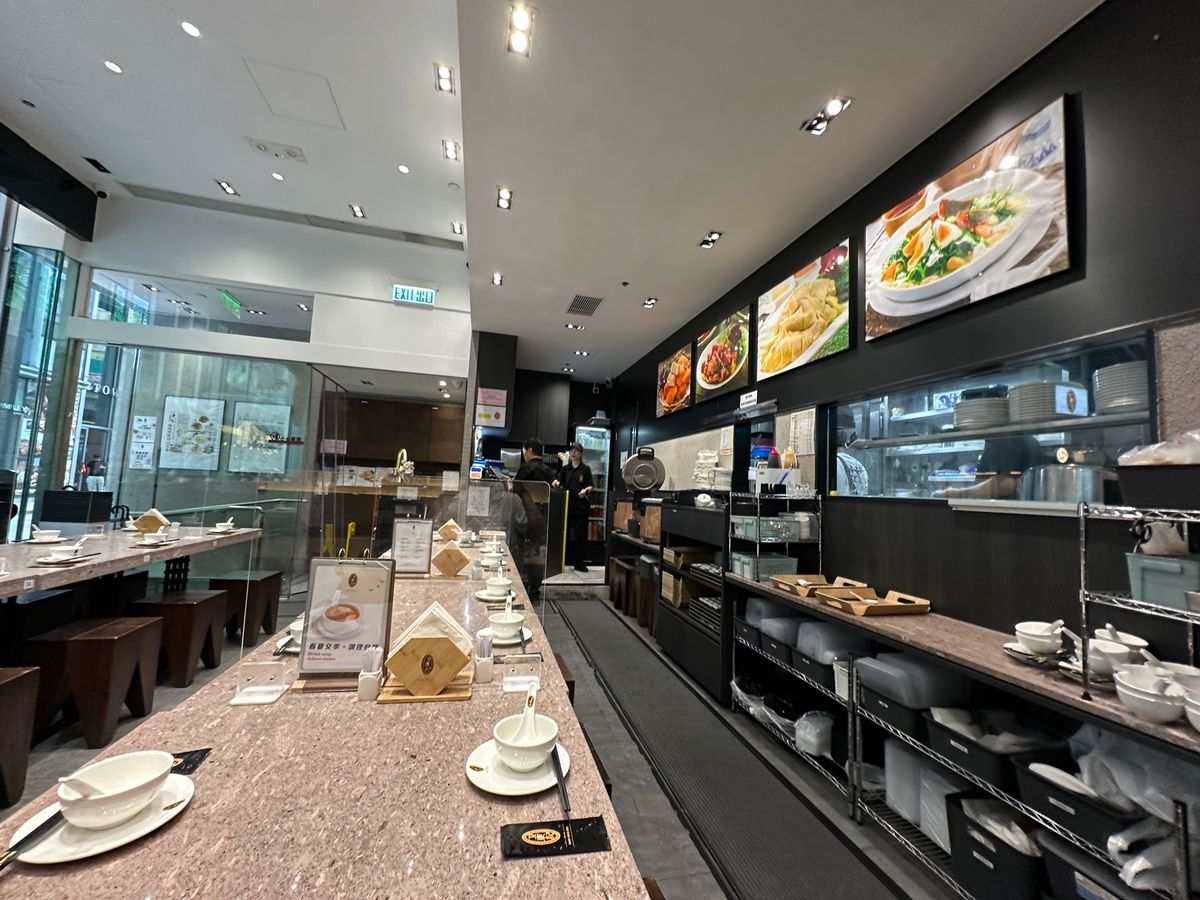 早めの夕食は銅羅湾にある海南チキンライスの文東記。

海南鶏飯のお店は多々...