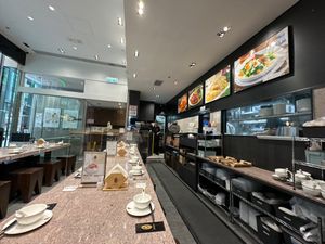 早めの夕食は銅羅湾にある海南チキンライスの文東記。

海南鶏飯のお店は多々...