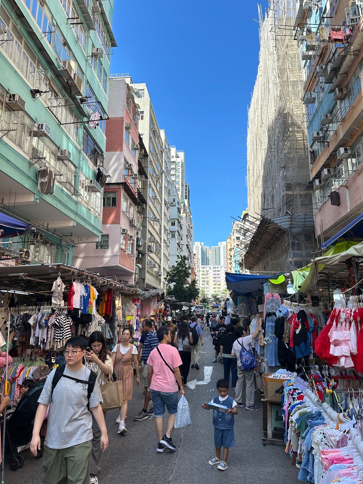 香港に住んでいた頃の深水埗は、工場街で余り良い印象は無かった。

今は露店...