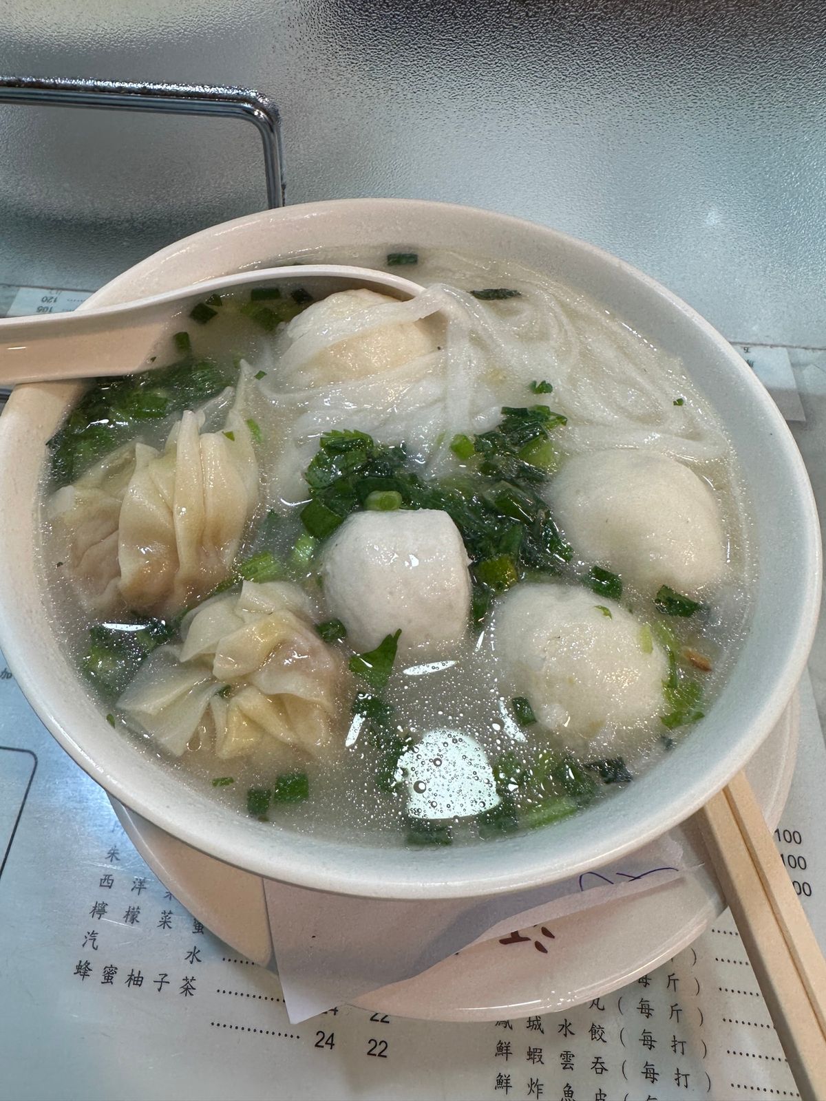 魚旦河(魚のすり身団子と米粉の平打ち麺)の名店。イカ団子と海老ワンタンをト...