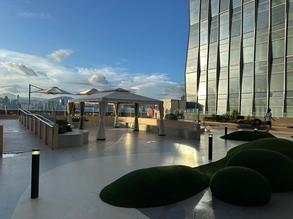 銅羅湾のショッピングビルの屋上からビクトリアハーバーを望む。

人は少なく...