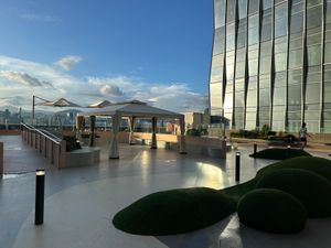 銅羅湾のショッピングビルの屋上からビクトリアハーバーを望む。

人は少なく...