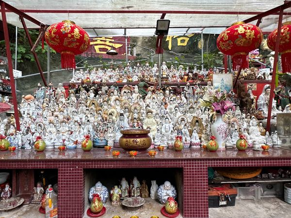 香港・セントラルマーケット「CGK ✈︎ HKG ✈︎ NRT」の写真：下山途中に仏像が。
市民憩いの場でしょうか。