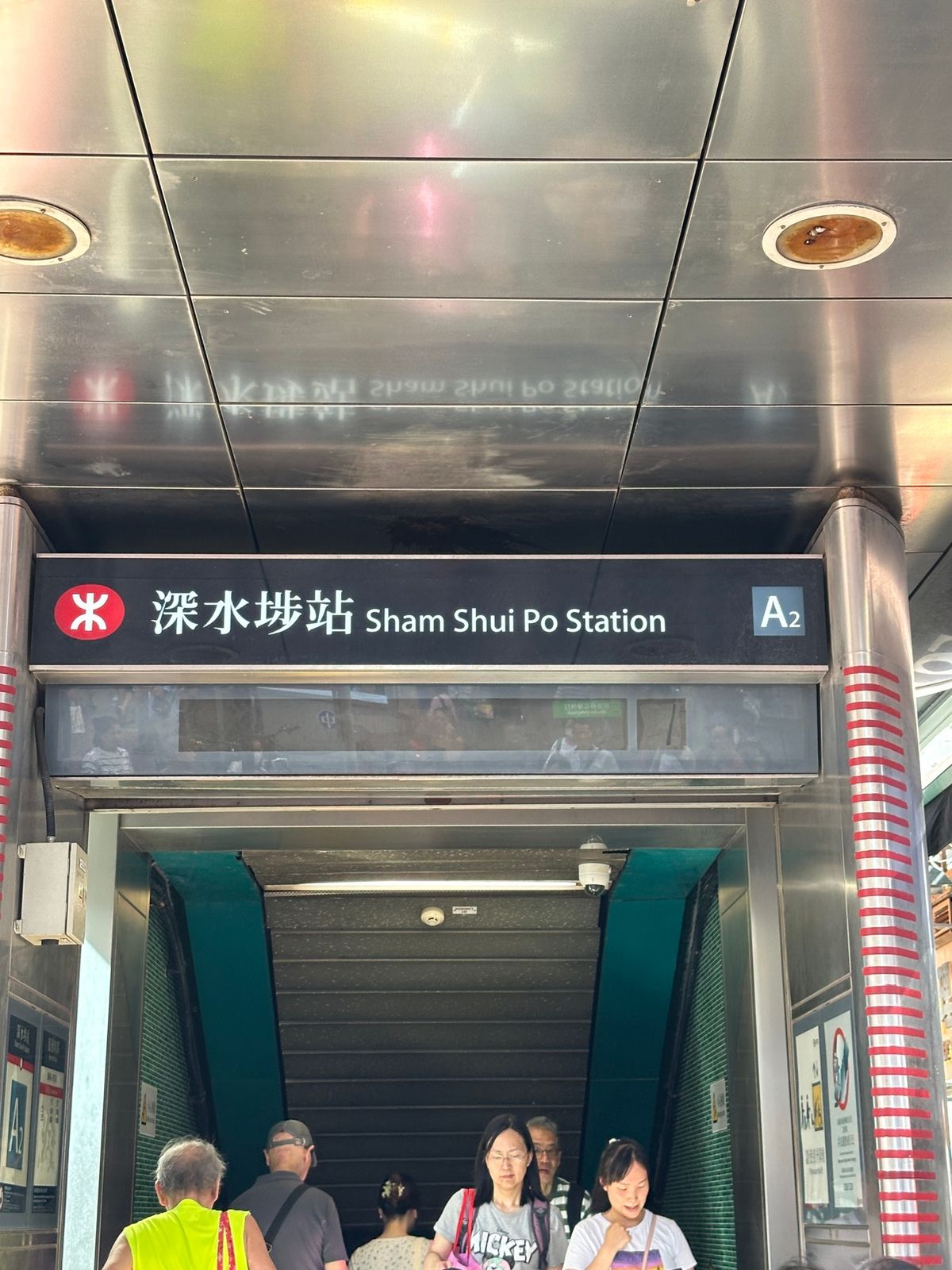 香港に住んでいた頃の深水埗は、工場街で余り良い印象は無かった。

今は露店...