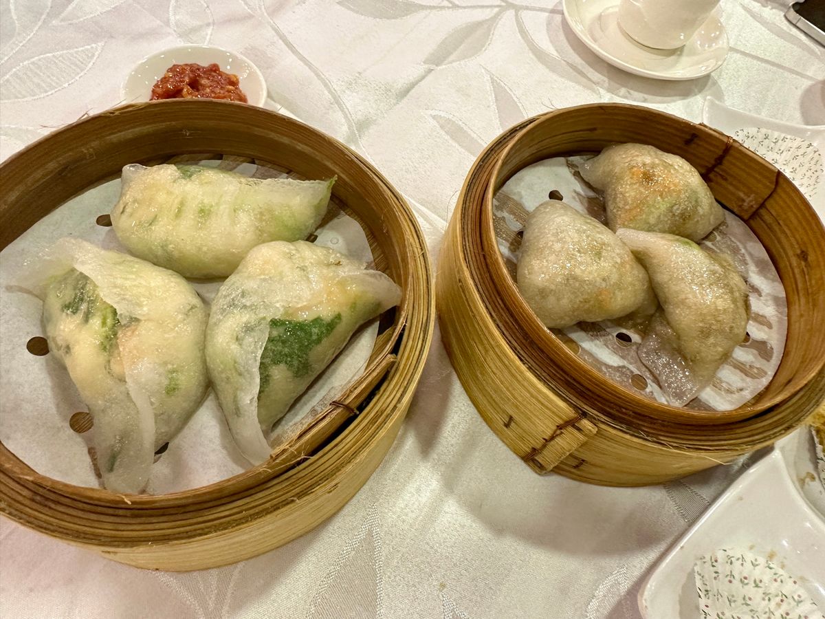 昨日と同じお店に再訪です。

点心と豉油皇炒麵(醤油焼きそば)を頂きました...