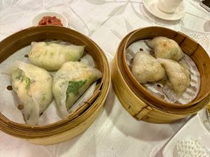 昨日と同じお店に再訪です。

点心と豉油皇炒麵(醤油焼きそば)を頂きました...