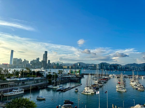香港・セントラルマーケット「CGK ✈︎ HKG ✈︎ NRT」の写真：銅羅湾のショッピングビルの屋上からビクト...