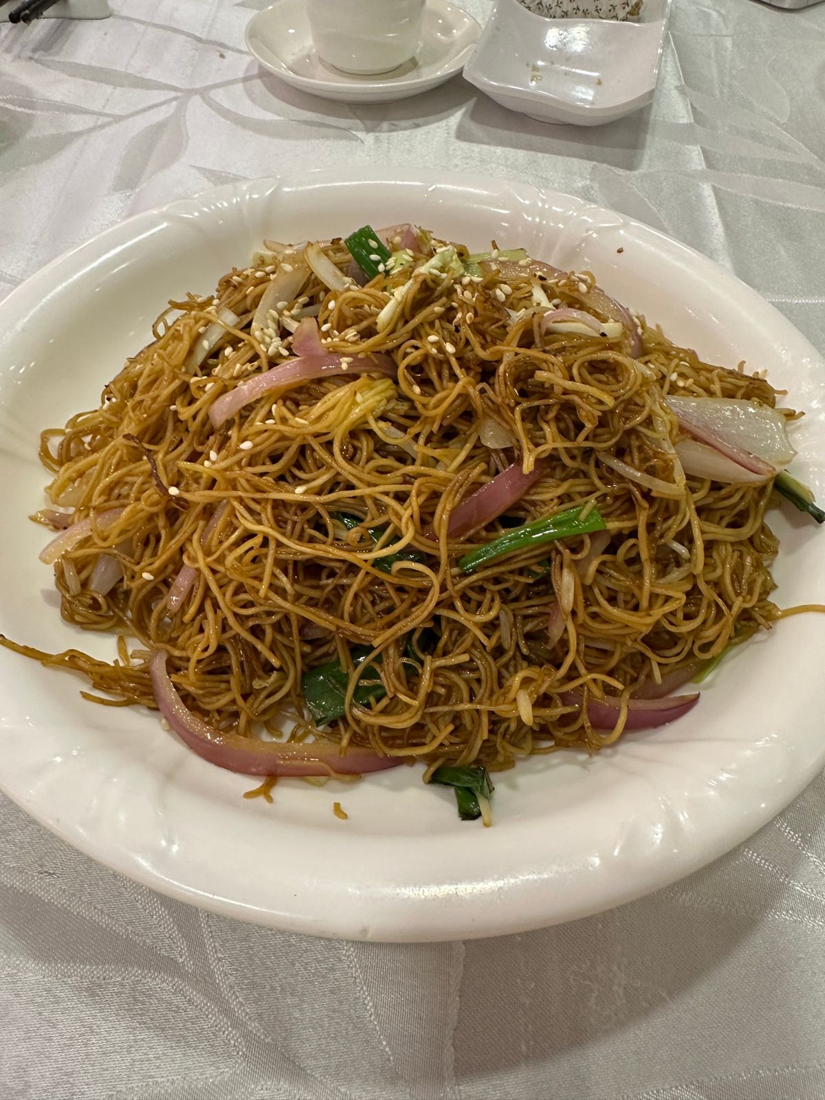 昨日と同じお店に再訪です。

点心と豉油皇炒麵(醤油焼きそば)を頂きました...