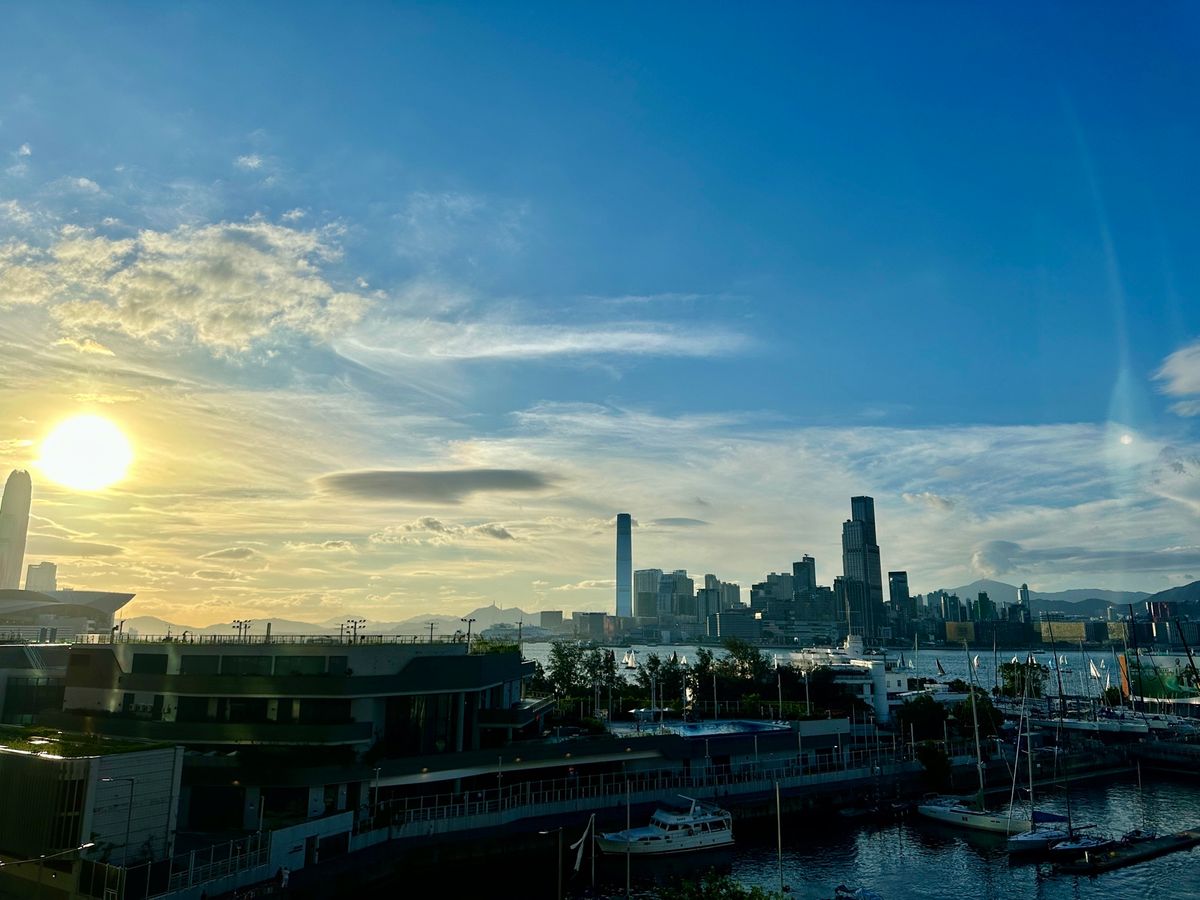 銅羅湾のショッピングビルの屋上からビクトリアハーバーを望む。

人は少なく...