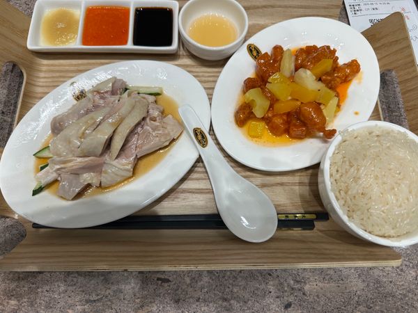 香港・セントラルマーケット「CGK ✈︎ HKG ✈︎ NRT」の写真：早めの夕食は銅羅湾にある海南チキンライス...