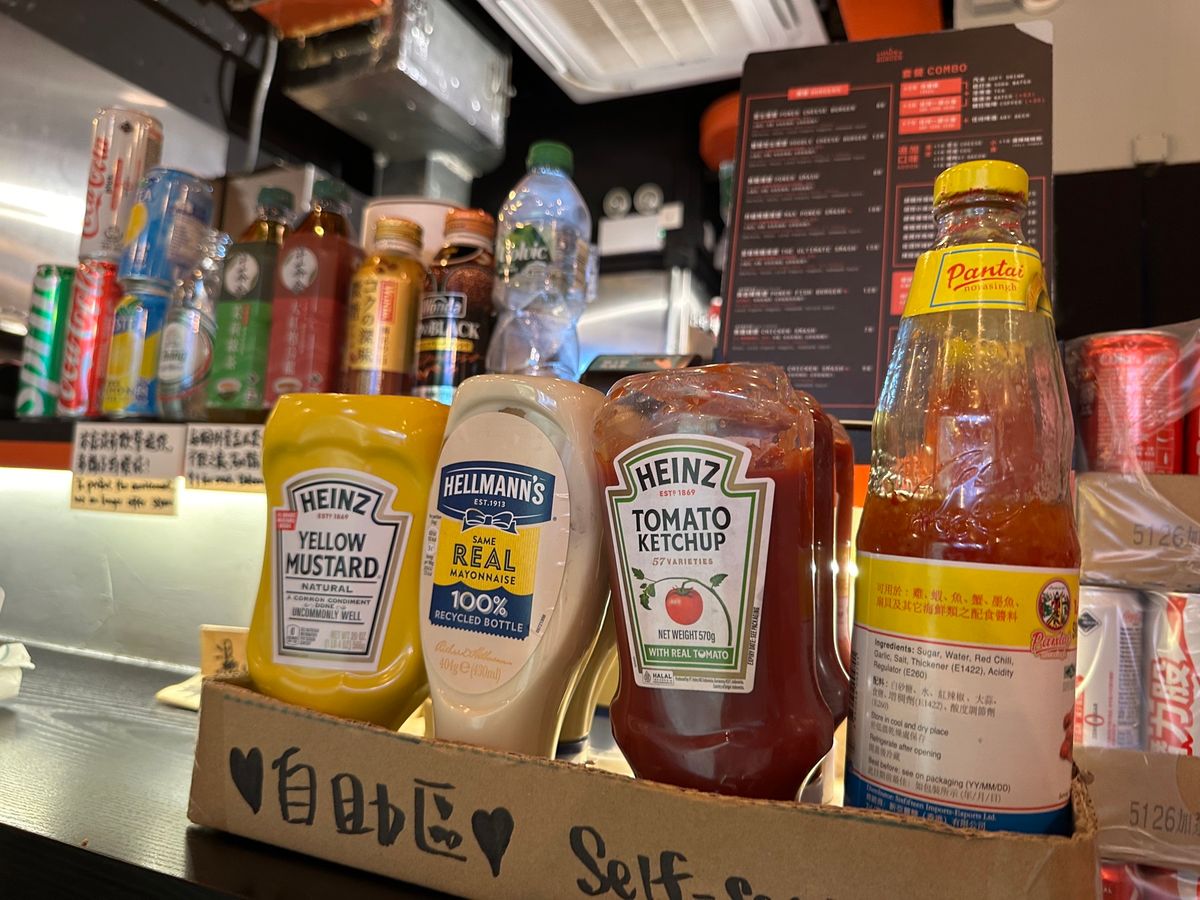 インドネシア料理、中華が続いているので、 この日は話題のハンバーガー屋さん...