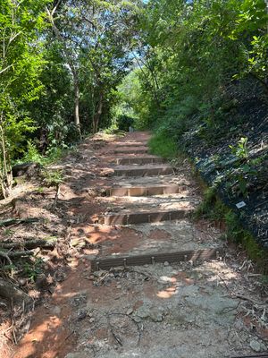 下山途中に仏像が。
市民憩いの場でしょうか。