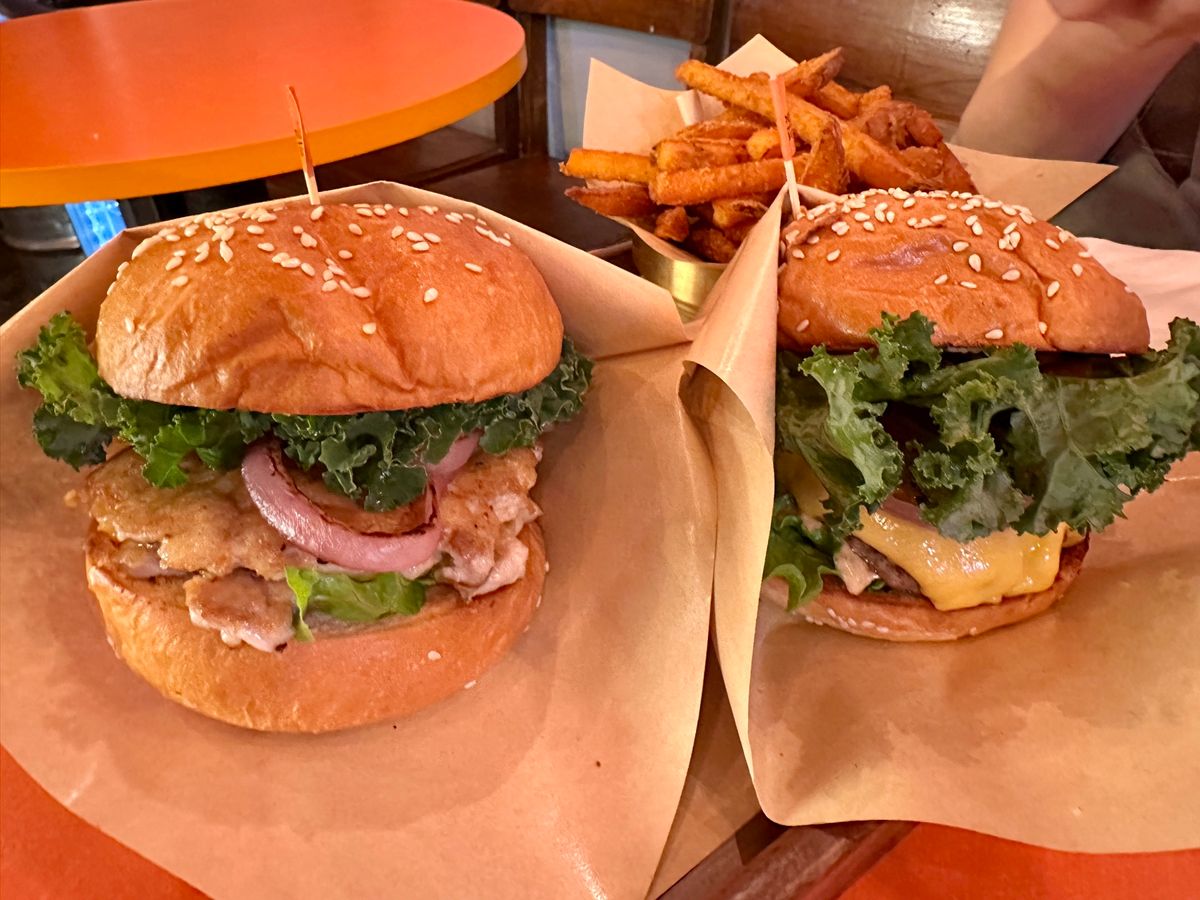 インドネシア料理、中華が続いているので、 この日は話題のハンバーガー屋さん...