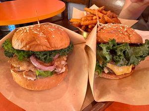 インドネシア料理、中華が続いているので、 この日は話題のハンバーガー屋さん...
