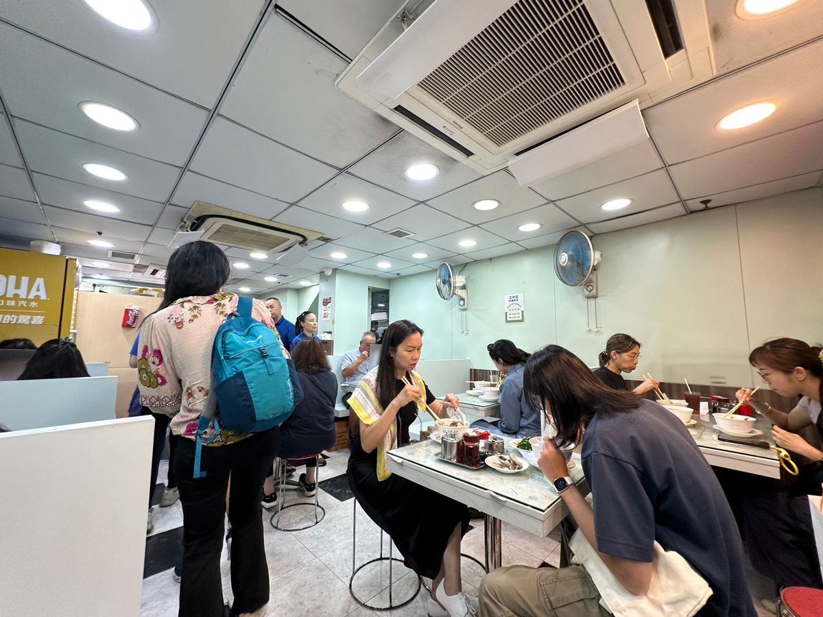 魚旦河(魚のすり身団子と米粉の平打ち麺)の名店。イカ団子と海老ワンタンをト...