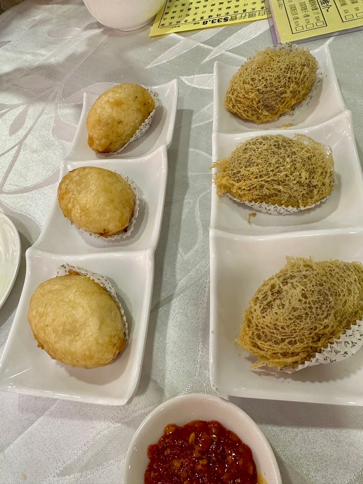 昨日と同じお店に再訪です。

点心と豉油皇炒麵(醤油焼きそば)を頂きました...