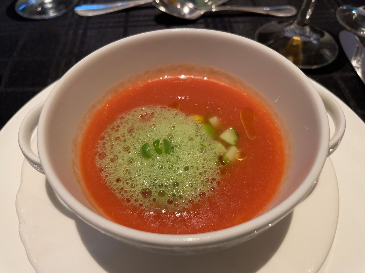 二日目の夕食もホテルでフレンチのコースでした。この日の料理も美味しかったです。