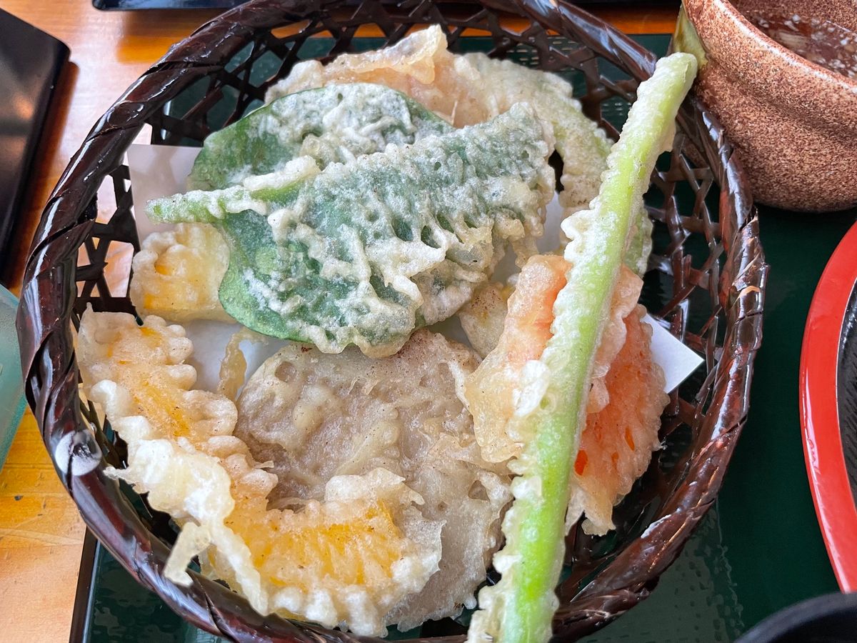 栂池自然園のハイキングの後は、白馬駅近くの蕎麦屋で天ざる蕎麦をいただきました。