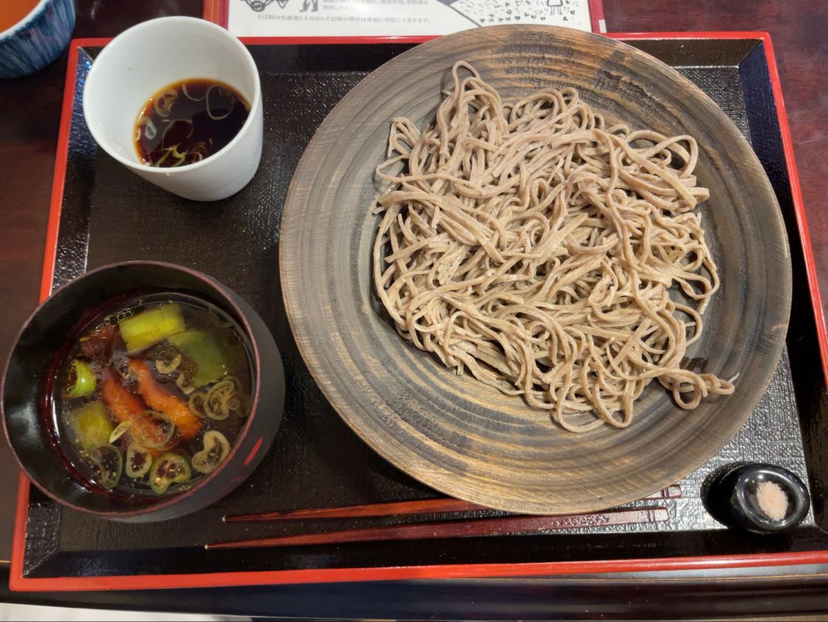 今回の旅の始まりは松本から。まずはお蕎麦を。松本市内にある「蕎麦倶楽部佐々...