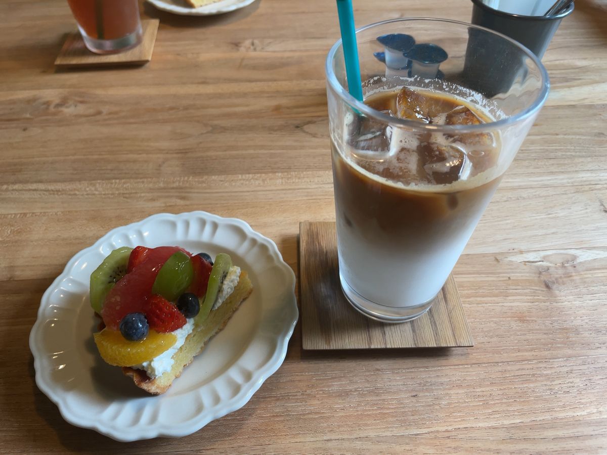 旅行の最後に立ち寄ったのは安曇野のお洒落なカフェでした。季節のフルーツタル...