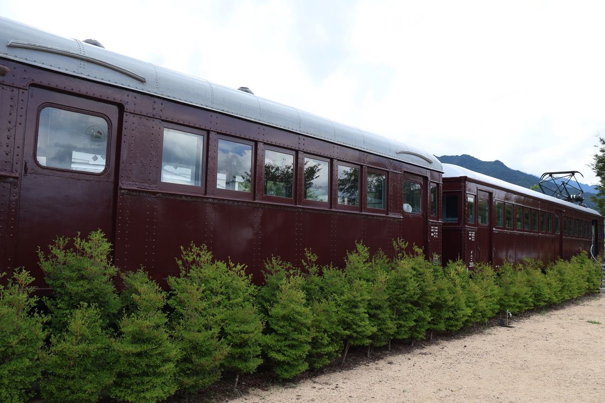 公園の広場には電車の教室が展示されていました。黒柳徹子さんらが学んだトモエ...