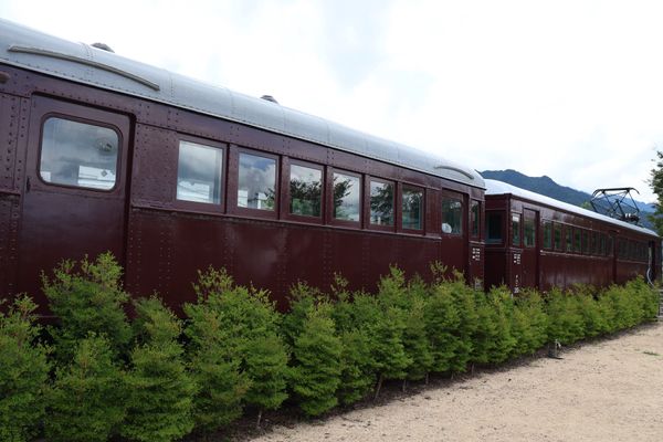日本・長野県「2025年夏　安曇野・白馬旅行」の写真：公園の広場には電車の教室が展示されていま...