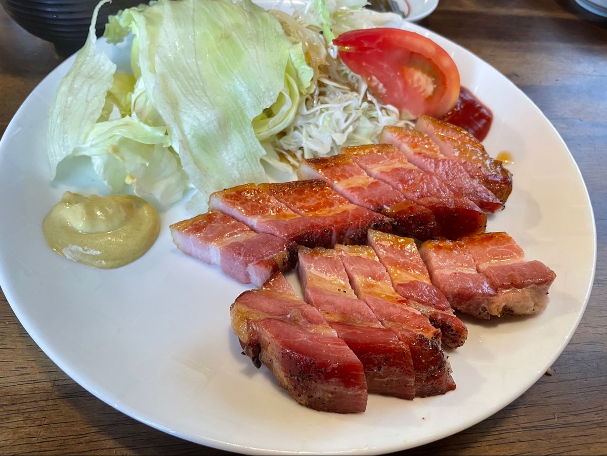 最後のランチは白馬の人気洋食店グリンデルへ。名物の自家製ベーコンステーキを...