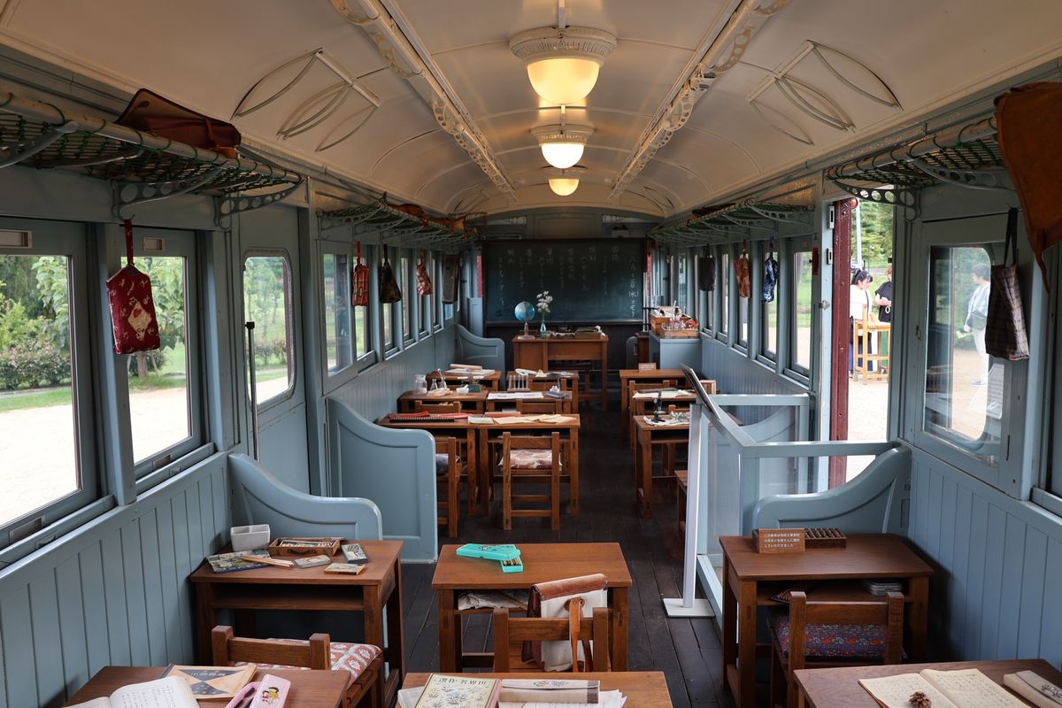 公園の広場には電車の教室が展示されていました。黒柳徹子さんらが学んだトモエ...
