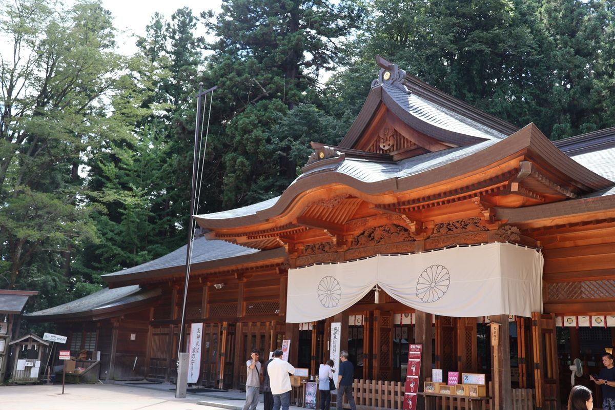 お昼ご飯の後は穂高神社へ。たくさんの風鈴が飾られていて、涼しげな音色をたて...