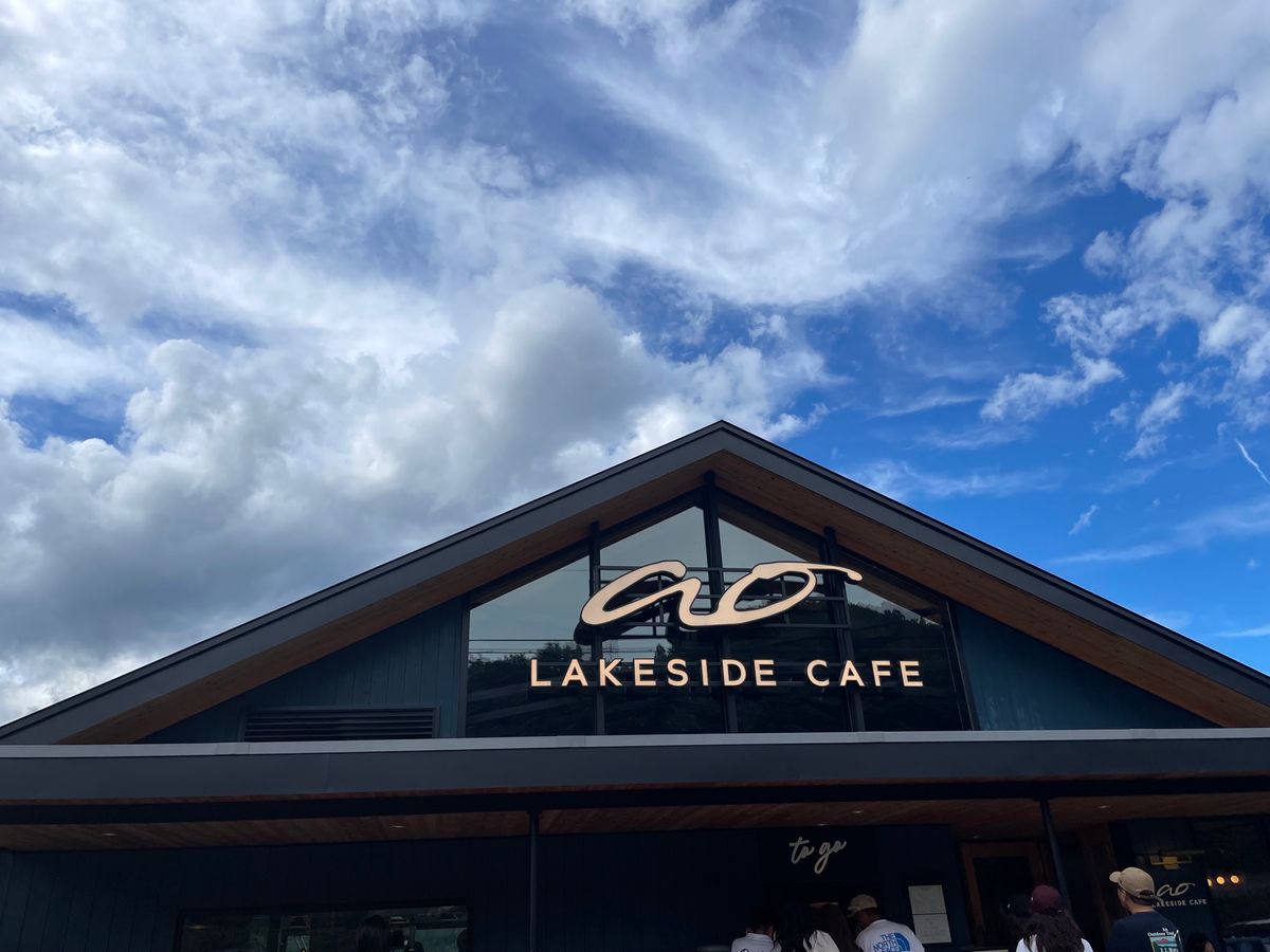 白馬へと向かう途中に青木湖畔にあるカフェでオヤツタイム。テラス席もあって､...