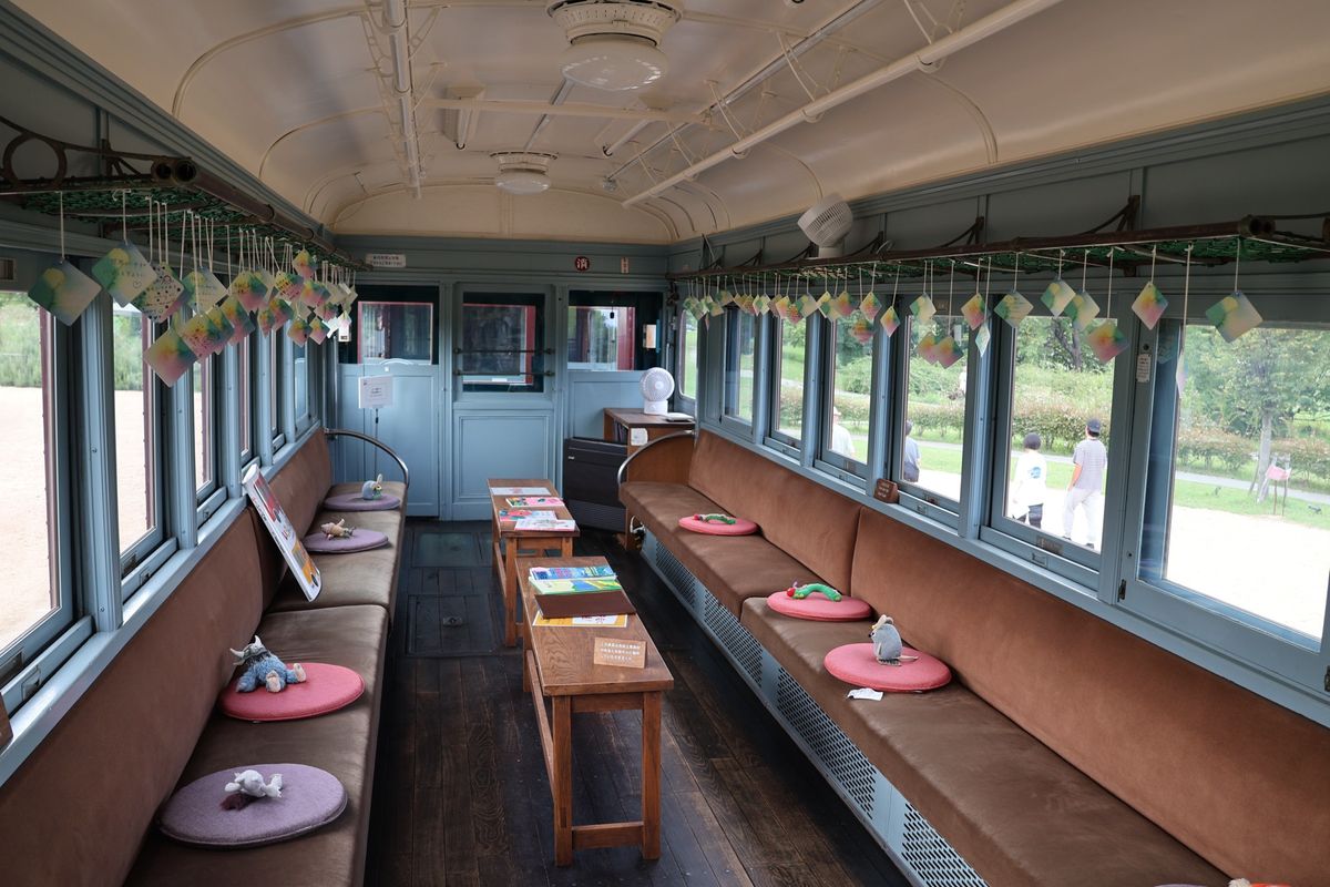 公園の広場には電車の教室が展示されていました。黒柳徹子さんらが学んだトモエ...