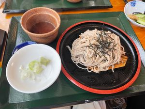 栂池自然園のハイキングの後は、白馬駅近くの蕎麦屋で天ざる蕎麦をいただきました。