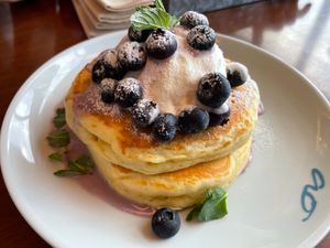 白馬へと向かう途中に青木湖畔にあるカフェでオヤツタイム。テラス席もあって､...