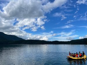白馬へと向かう途中に青木湖畔にあるカフェでオヤツタイム。テラス席もあって､...