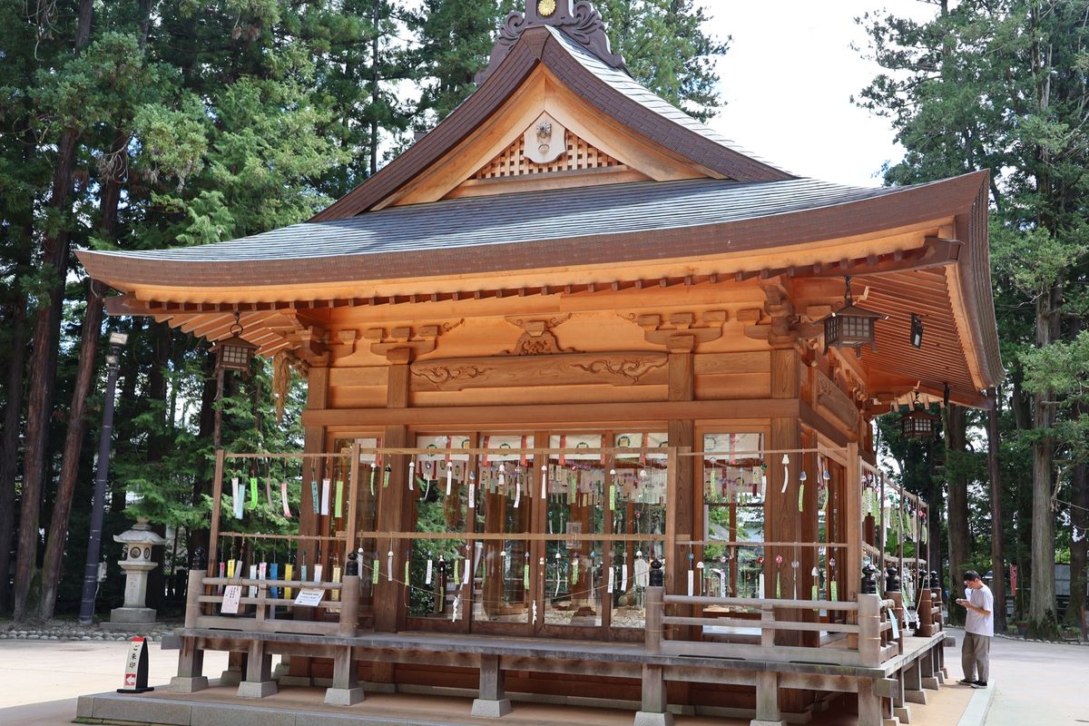 お昼ご飯の後は穂高神社へ。たくさんの風鈴が飾られていて、涼しげな音色をたて...