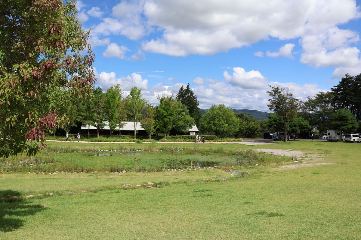 安曇野ちひろ美術館へ。広い芝生の公園の中にある美術館でした。