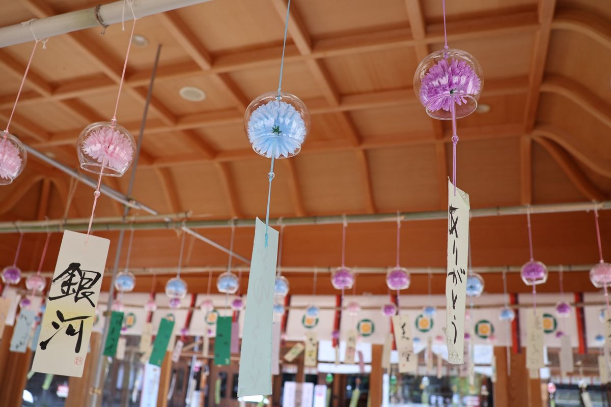 お昼ご飯の後は穂高神社へ。たくさんの風鈴が飾られていて、涼しげな音色をたて...